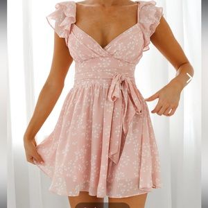 NWT Selfie Leslie Lola Ruffle Shoulder Ruched Dress Leaf Print, Pink, Size M